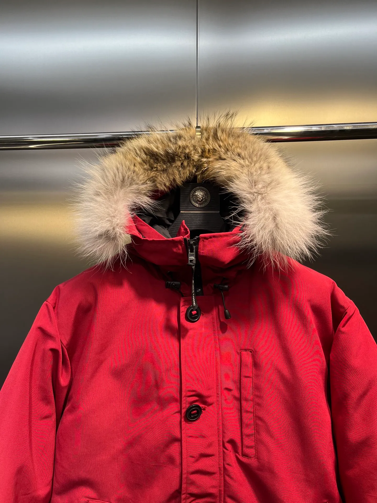 P860 Canada Goose model 06, the same model as the famous star, men's and women's models, with cold-proof flannel on the collar, which is close to the head and neck, comfortable and warm! The fabric is made of high-density nano-level waterproof fabric, which is windproof and wear-resistant and has a certain thickness! Seamless threaded cuffs! Avoid hard knots! It doesn’t matter how low the temperature is this winter, one piece is enough. I’ll give you the wind and temperature! Contains pure duck down, sufficient quantity, unique fashion design + waterproof craft fabric + big brand YKK double zipper pullers, real photos, upright style quality, regardless of the external standard and the internal content, you can feel free to compare it with the softer, easier to wrinkle and lighter version on the market!  size：s-xxl